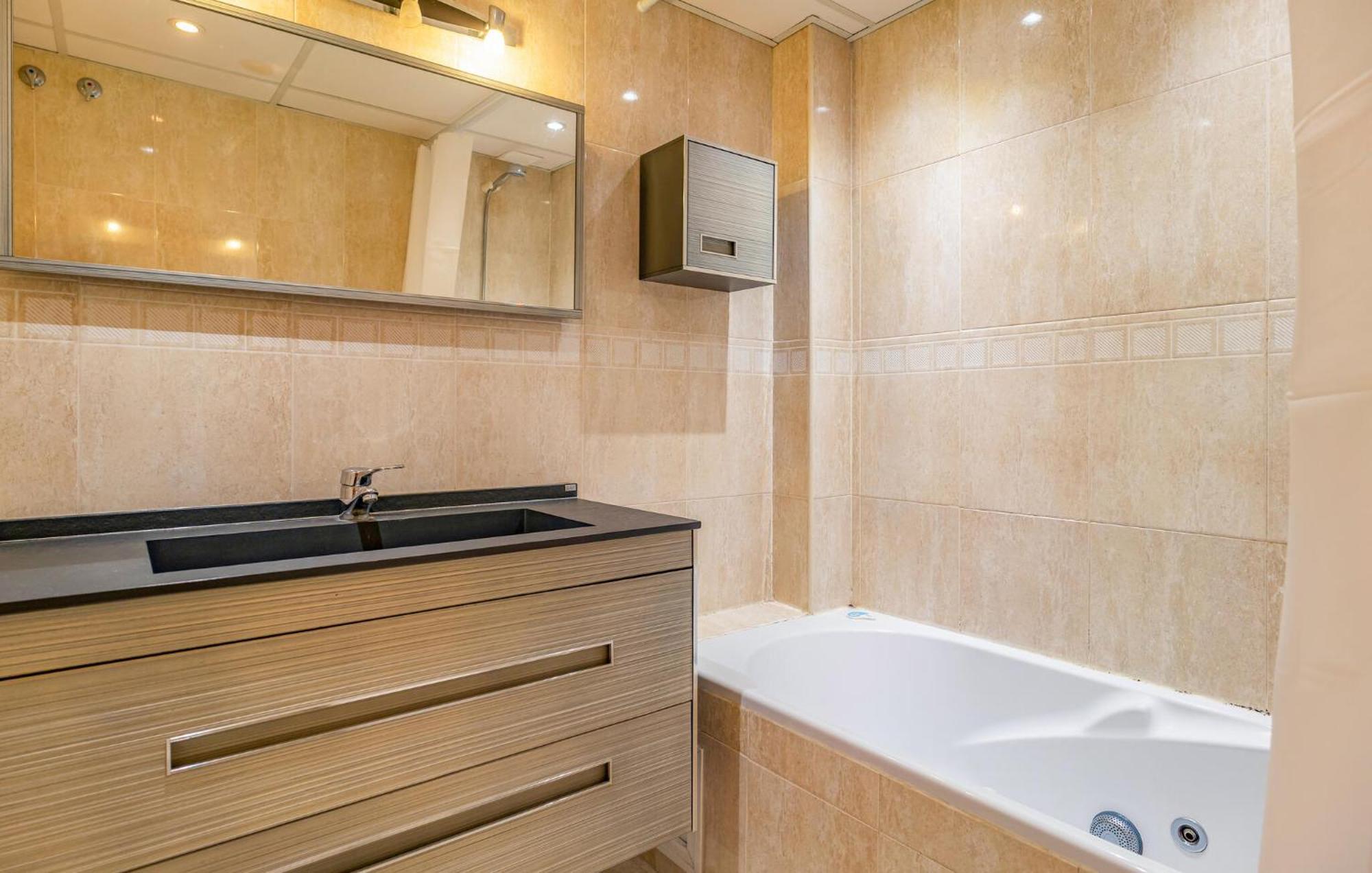 1 Bedroom Beautiful In *